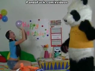 Began към играя с а голям чеп играчка panda
