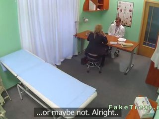 Blond saleswoman knullet i forfalskning sykehus