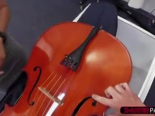 Slutty ja ruskeaverikkö brazillian haluaa kohteeseen myydä hänen cello saa kädenvääntöä