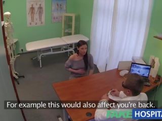 Fakehospital skrytý cameras úlovek pacient použitím masáž nástroj pro an orgasmu