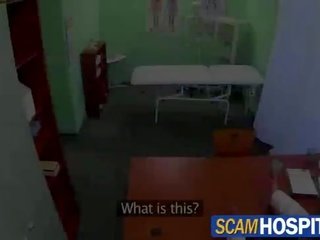 Rubia paciente consigue follada por su médico en la caliente examinar mesa