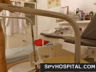 Príťažlivé nohy vysoký opätky násťročné šiel na gynecologist skrytý semeno video