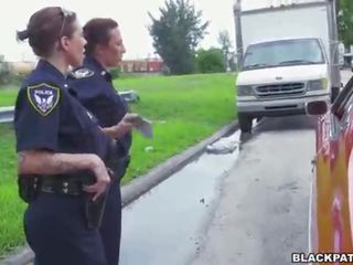 महिला पुलिस खींचें ओवर ब्लॅक suspect और चूसना उसके कॉक