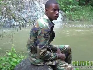 Cock-strong giovane gay soldato da il fiume