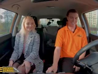 Фалшив driving училище блондинки мерилин захар в черни чорапогащи мръсен филм в кола